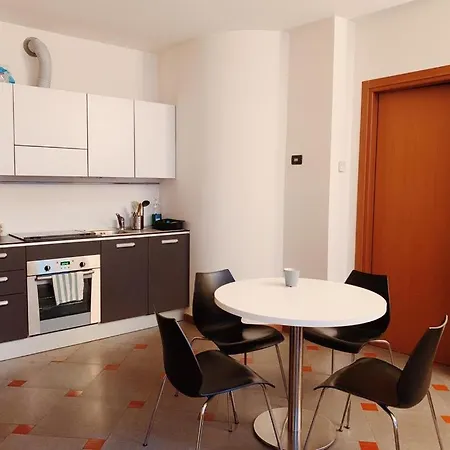 Zucchi Clinic - New Cozy - Fell The Centre מונצה